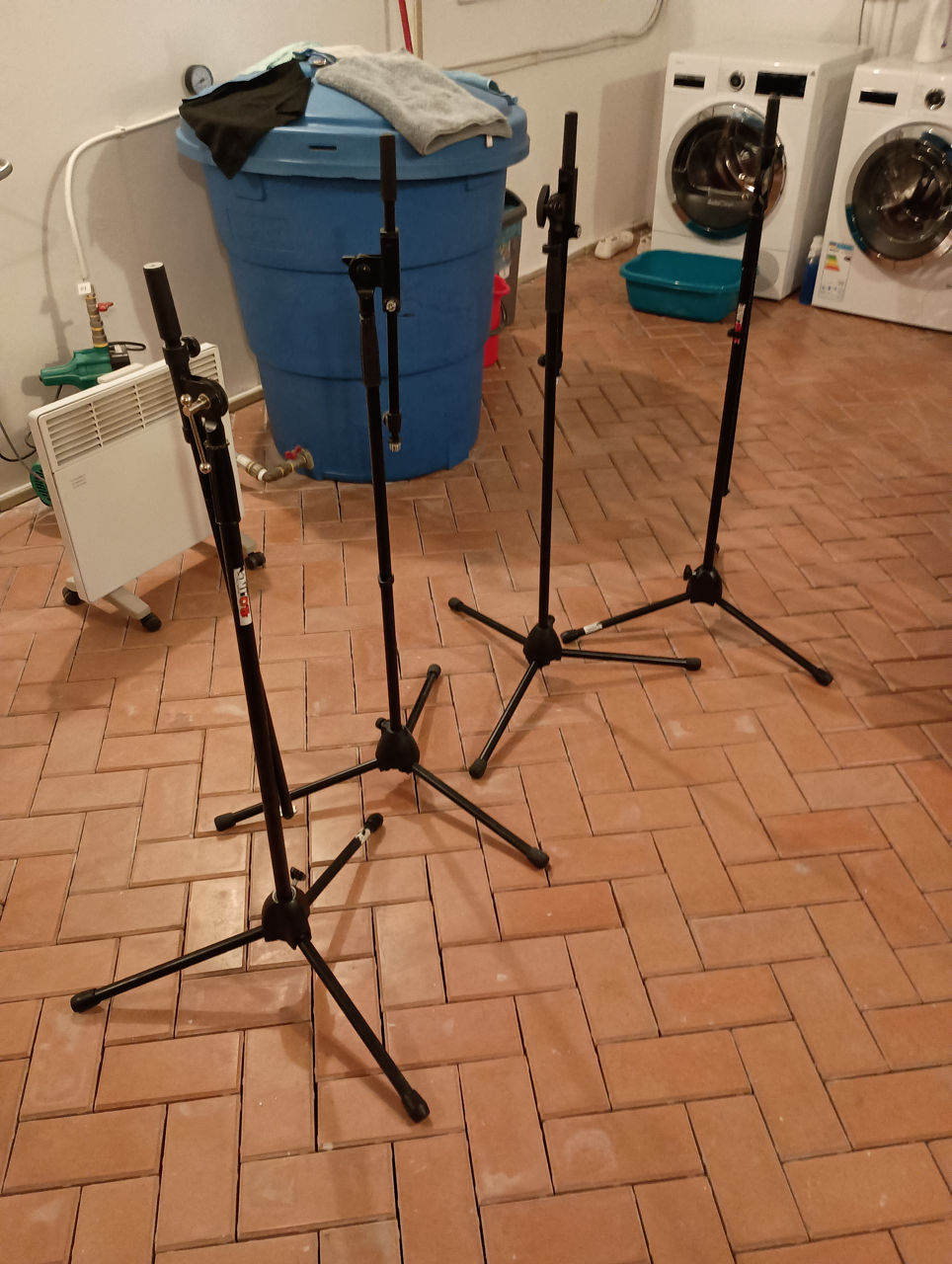 Gretsch guitar, microphone stands, keyboard stand foto 8