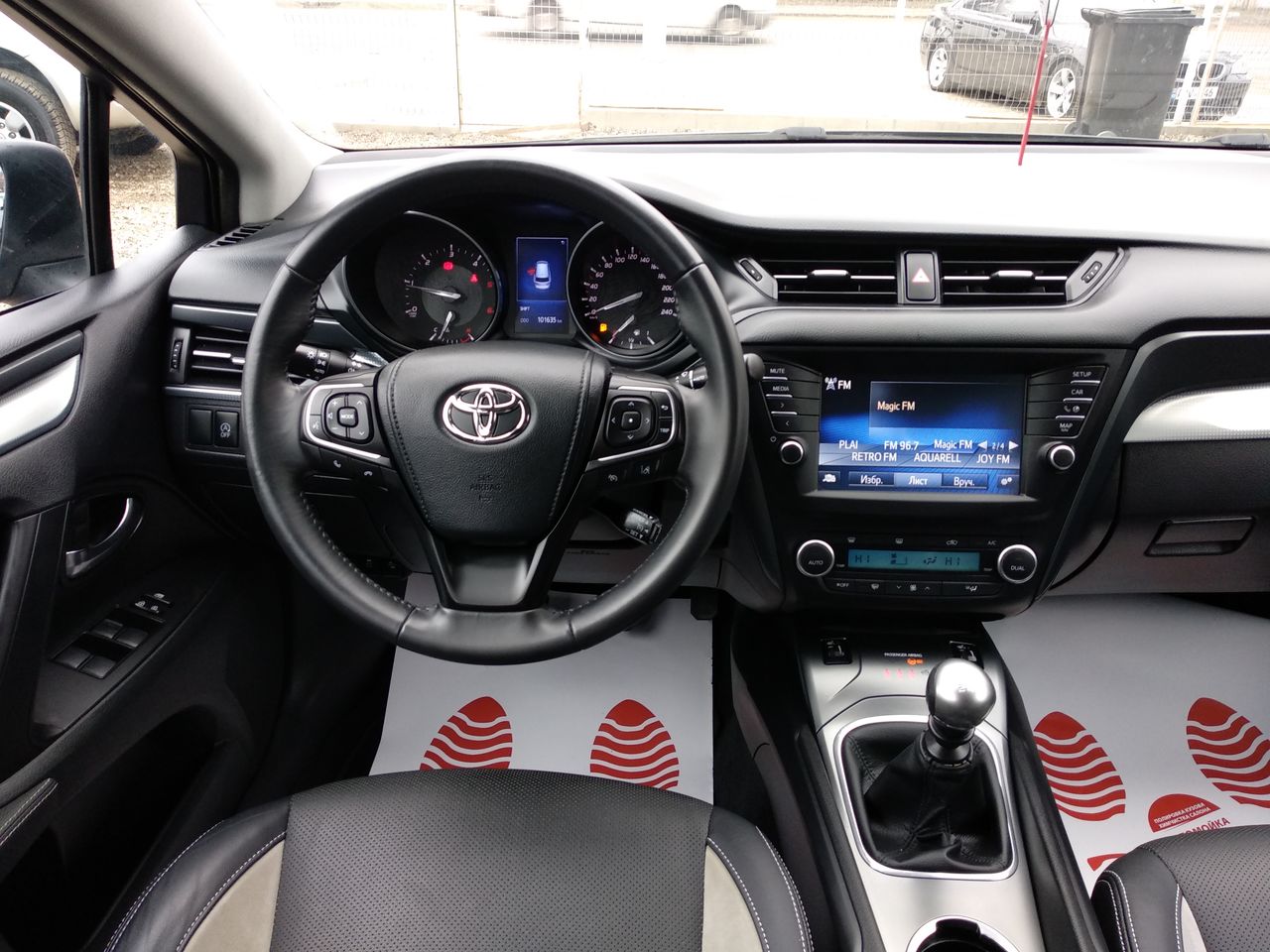 Toyota avensis салон