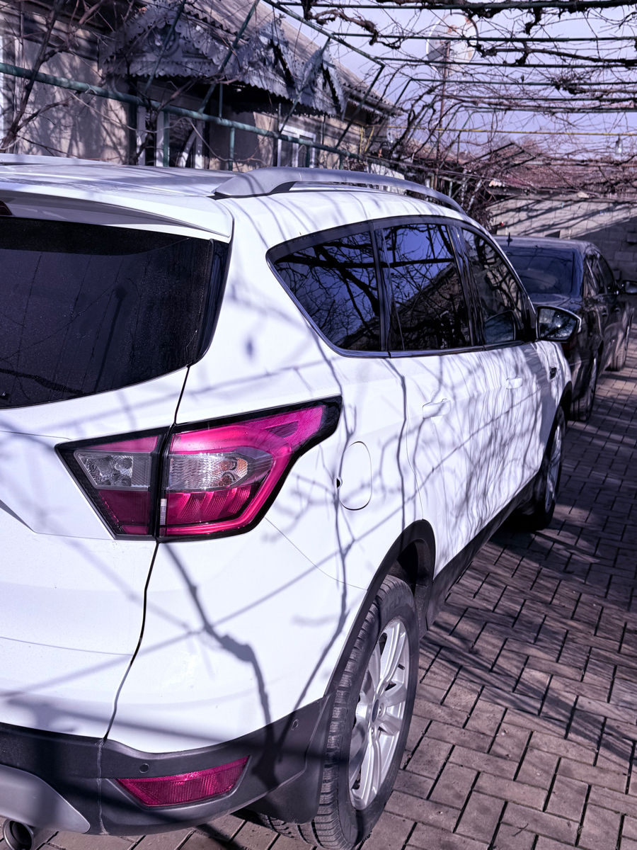 Ford Kuga foto 2
