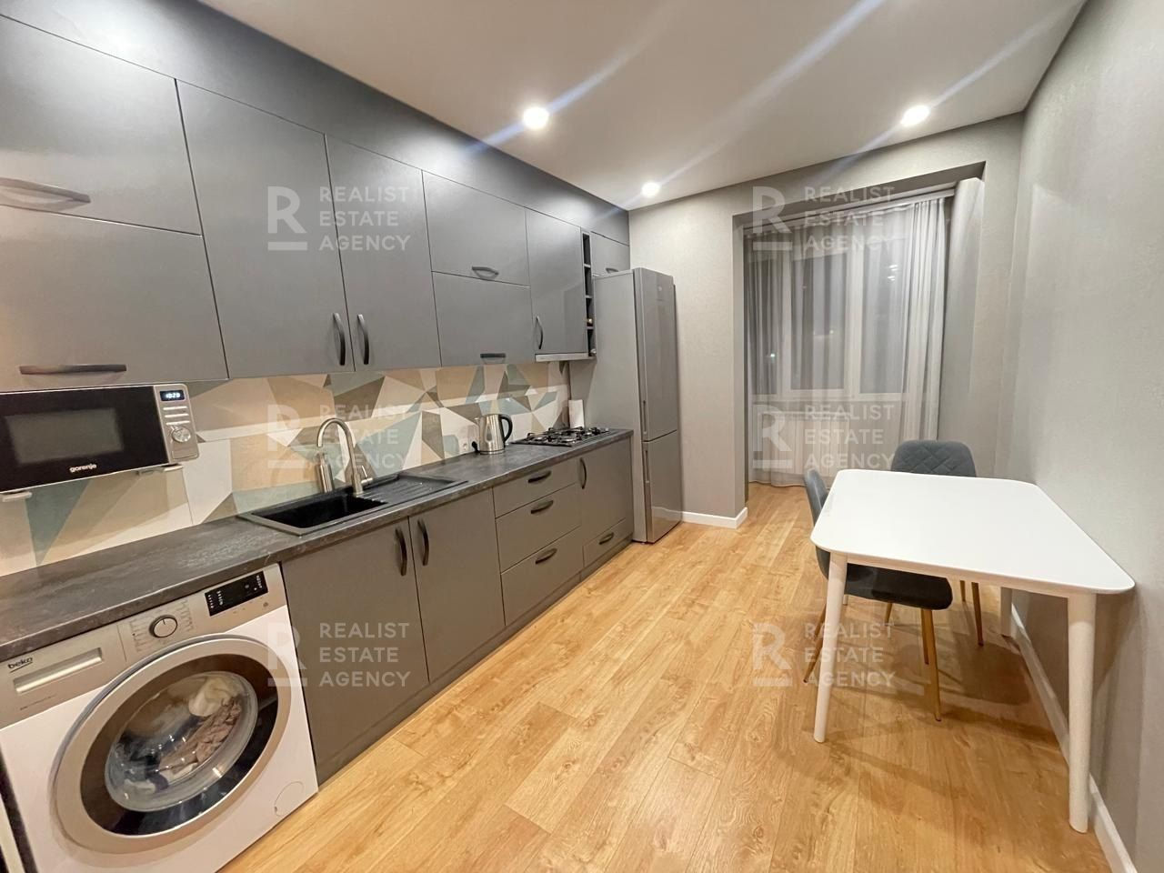 Apartament cu 2 camere, 56 m², Centru, Chișinău foto 2