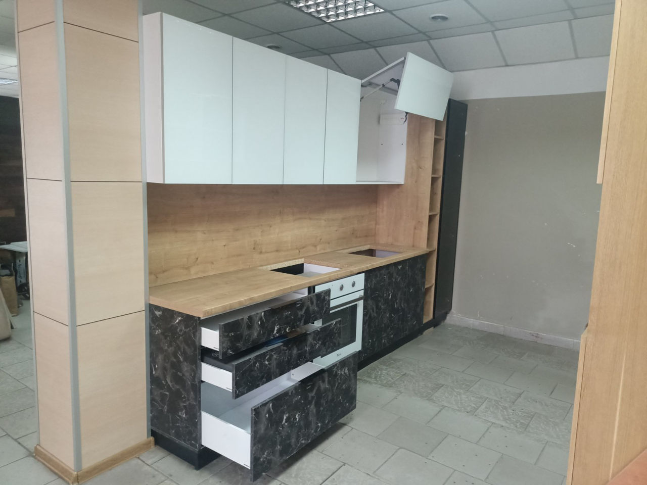 Распродажа салона! Кухня однорядная без техники