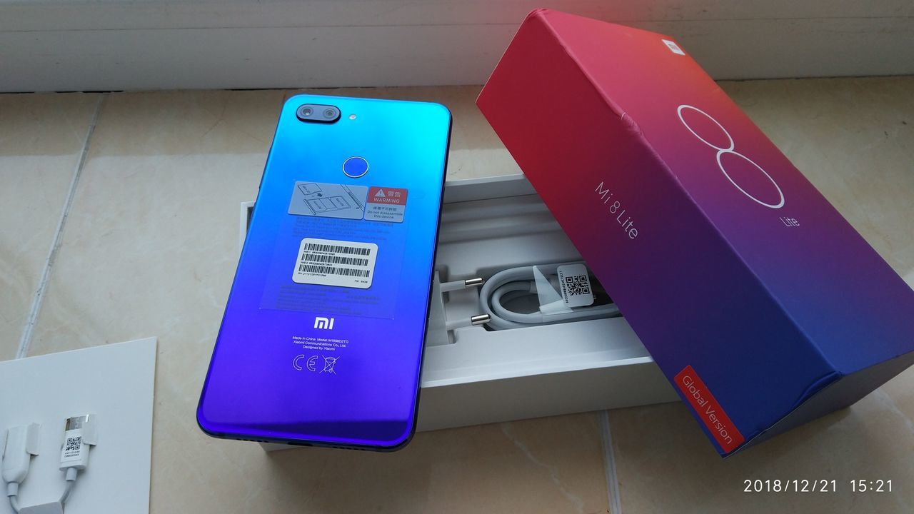 Продам новый суб-флагман Xiaomi Mi 8 Lite (4/64GB) 24 мегапикселей. Aurora  Blue цвет. Запечатанный!