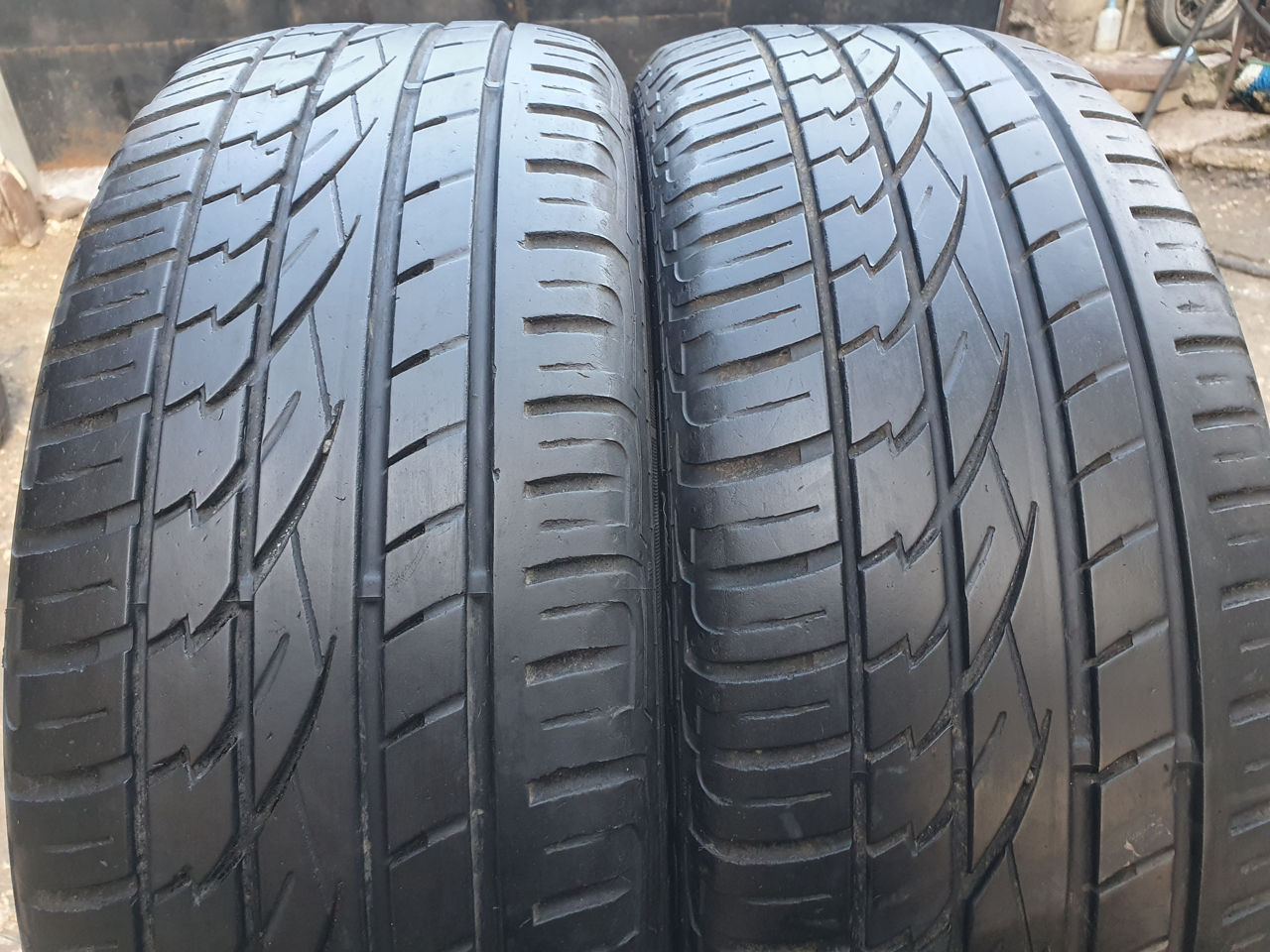 235/55/ R19- Continental.