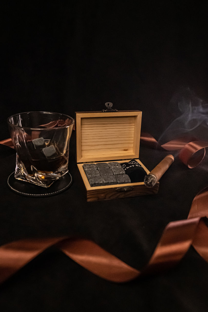 Un set elegant de pietre pentru whisky - cadoul perfect pentru cunoscători! foto 5
