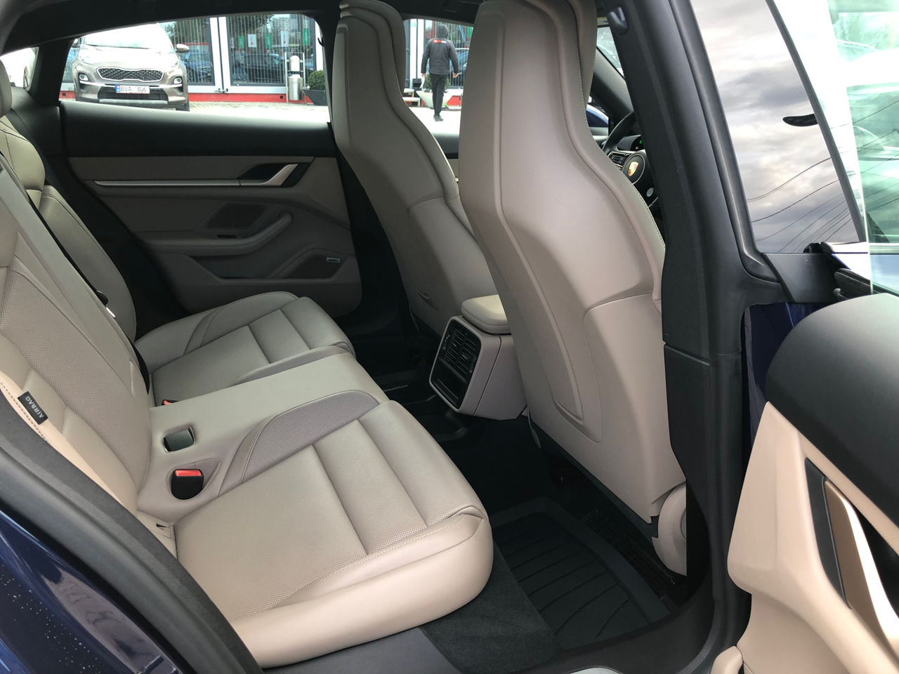 Porsche Taycan foto 16