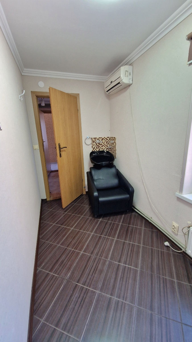 В аренду два кабинета: 6 м² и 7 м² на первой линии,под любые виды услуги,г.Бельцы ,цена договорная фото 4