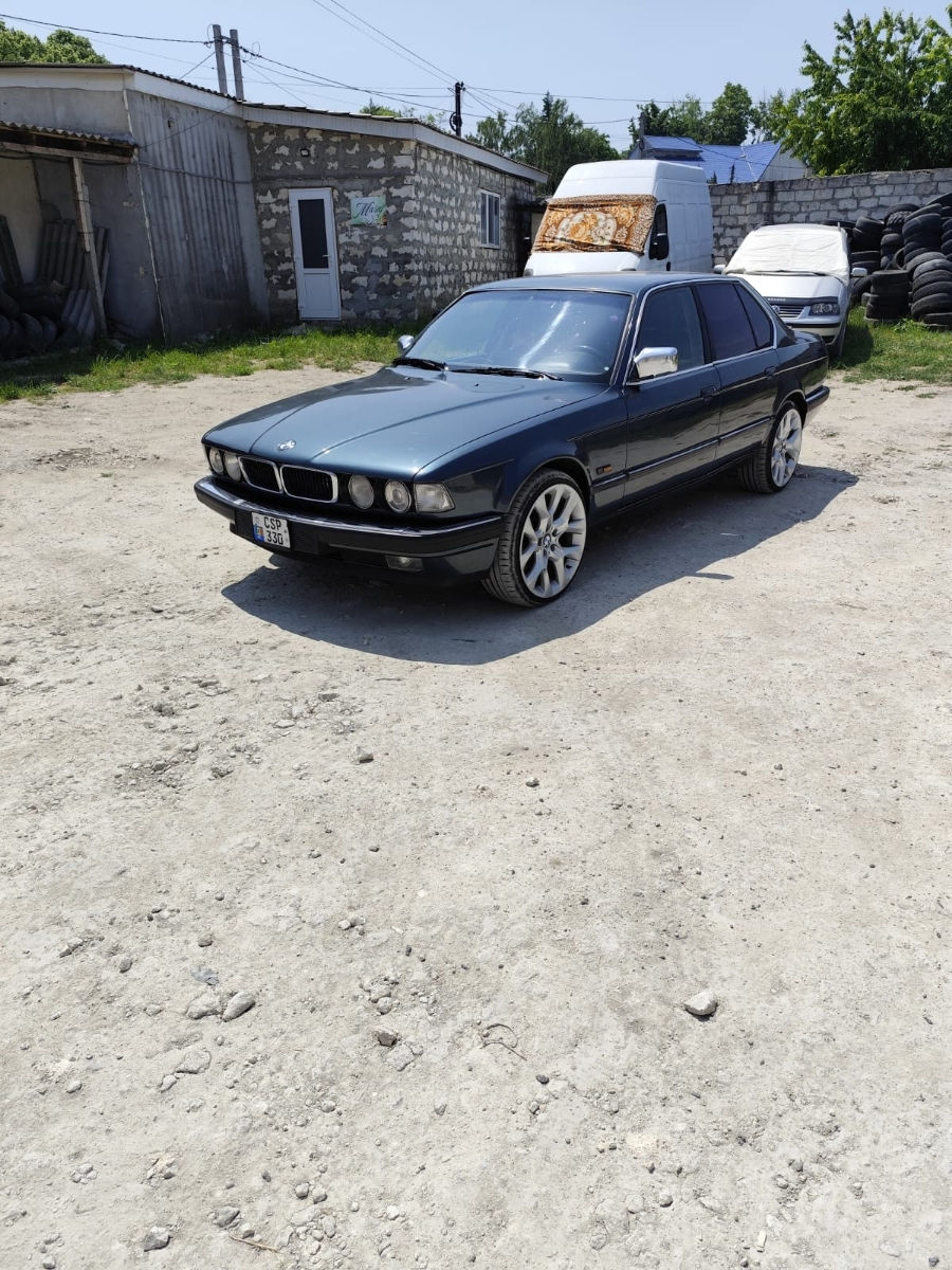 BMW 7 Series фото 0