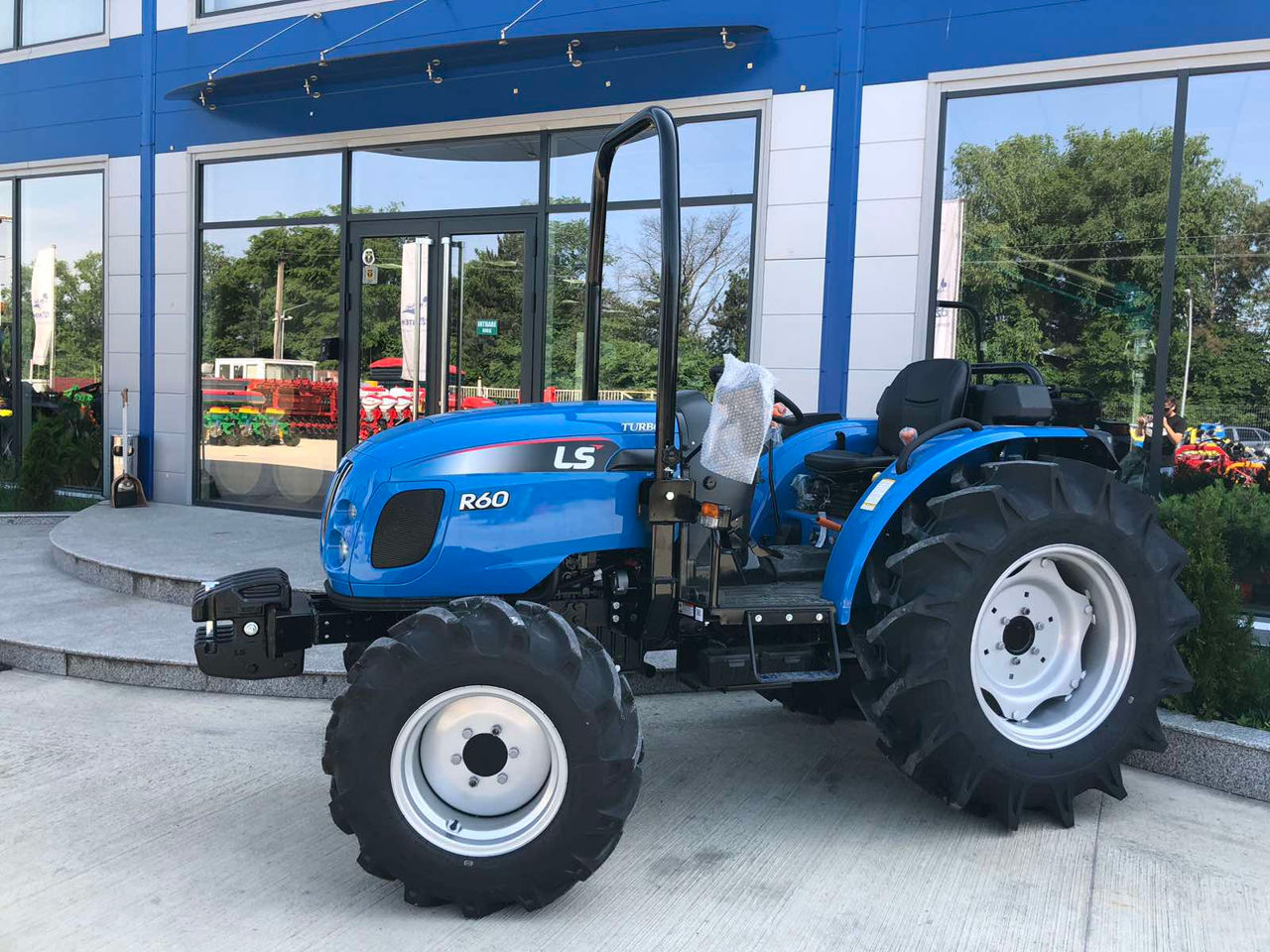 Tractorul Leus LS R-60 fara cabina foto 5