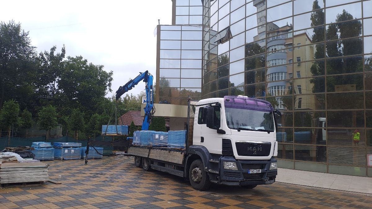 Manipulator. Transportul pavelelor în Chișinău cu manipulatoare foto 2