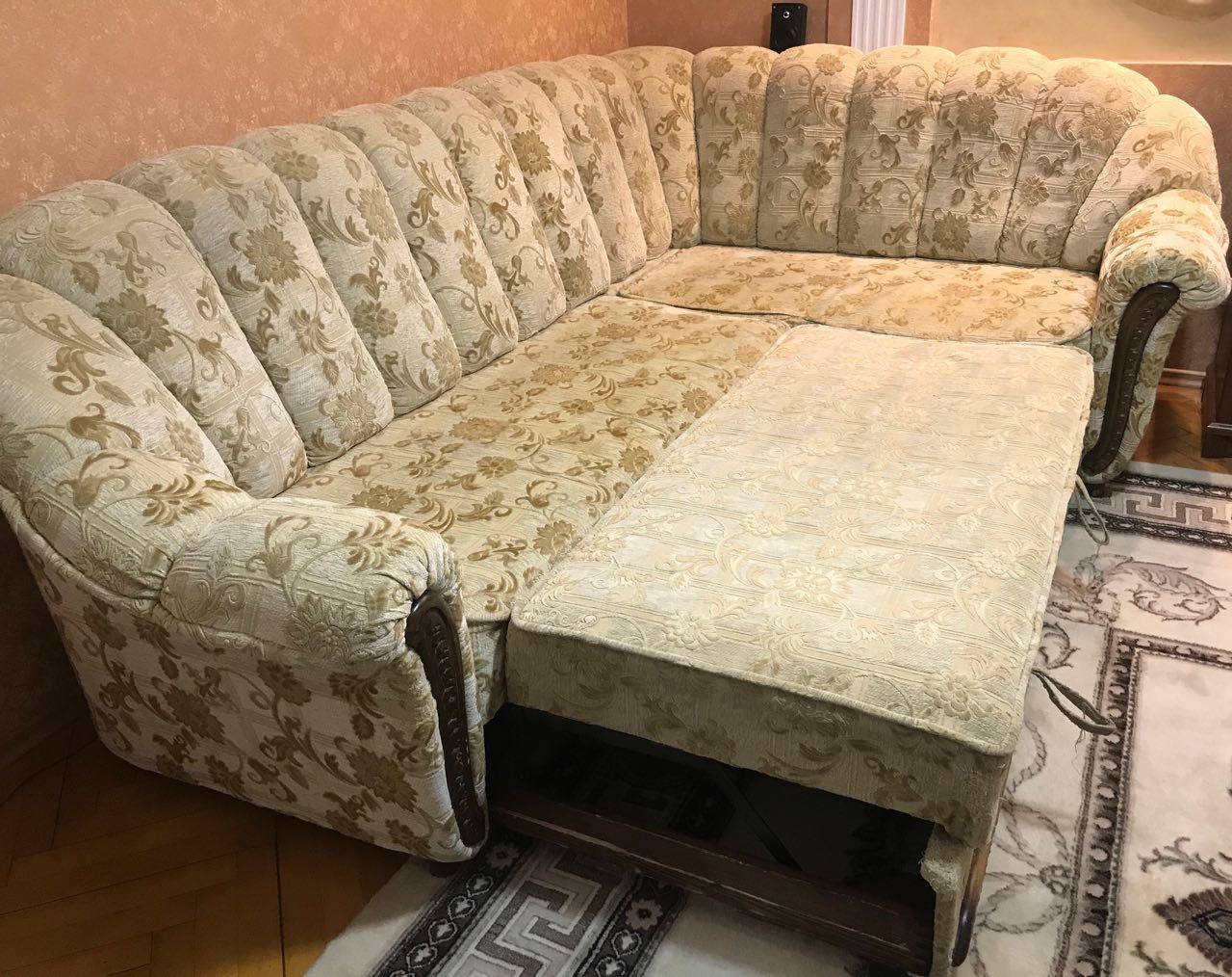 Угловой диван и кресло в хорошем состоянии