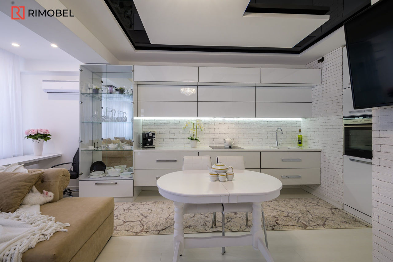 Bucătăria albă modernă liniară. foto 7