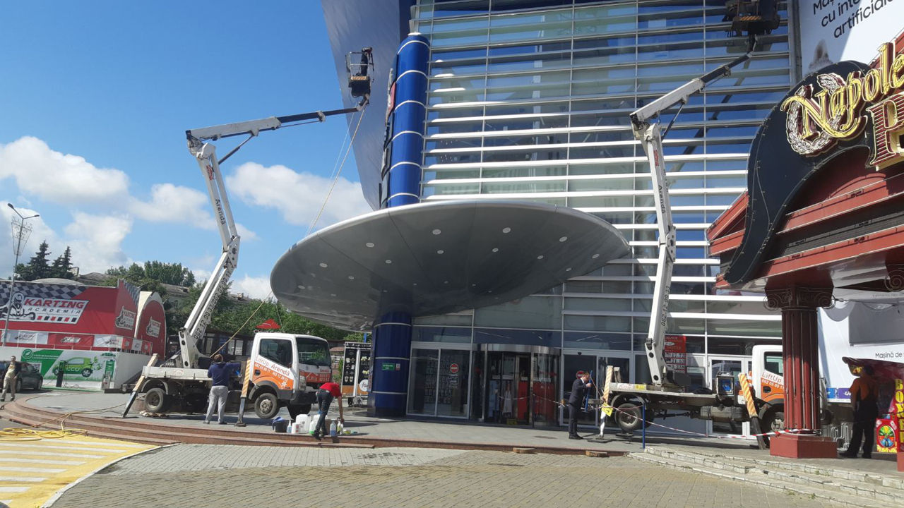 Spalare geamuri si vitrine pentru birouri si spatii comerciale, case , apartamete, vile rezidentiale foto 13