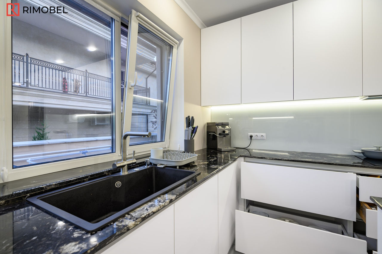 Bucătărie modernă în culoarea albă cu o peninsulă în mijloc foto 4