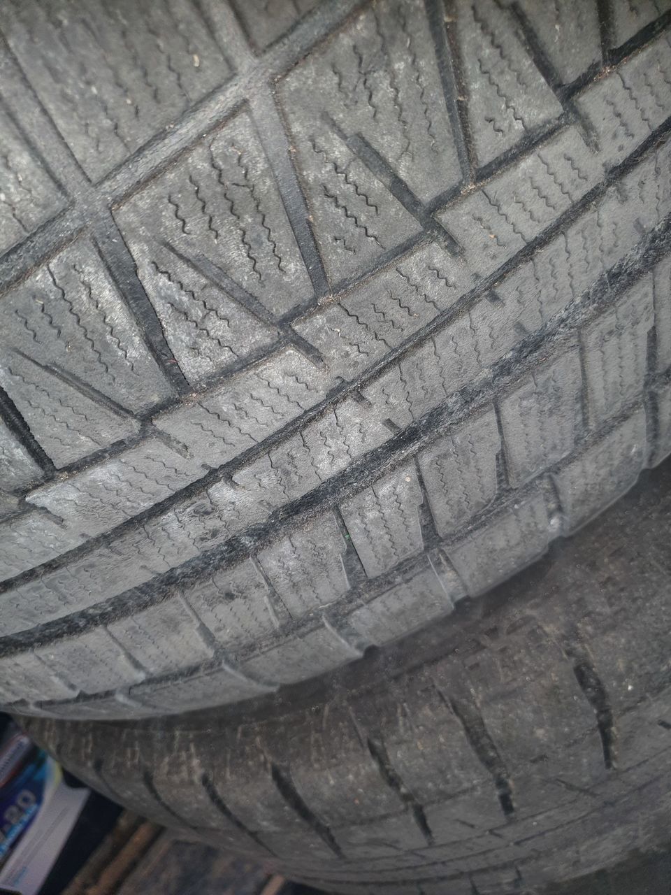 Bridgestone Blizzard r18 245/50