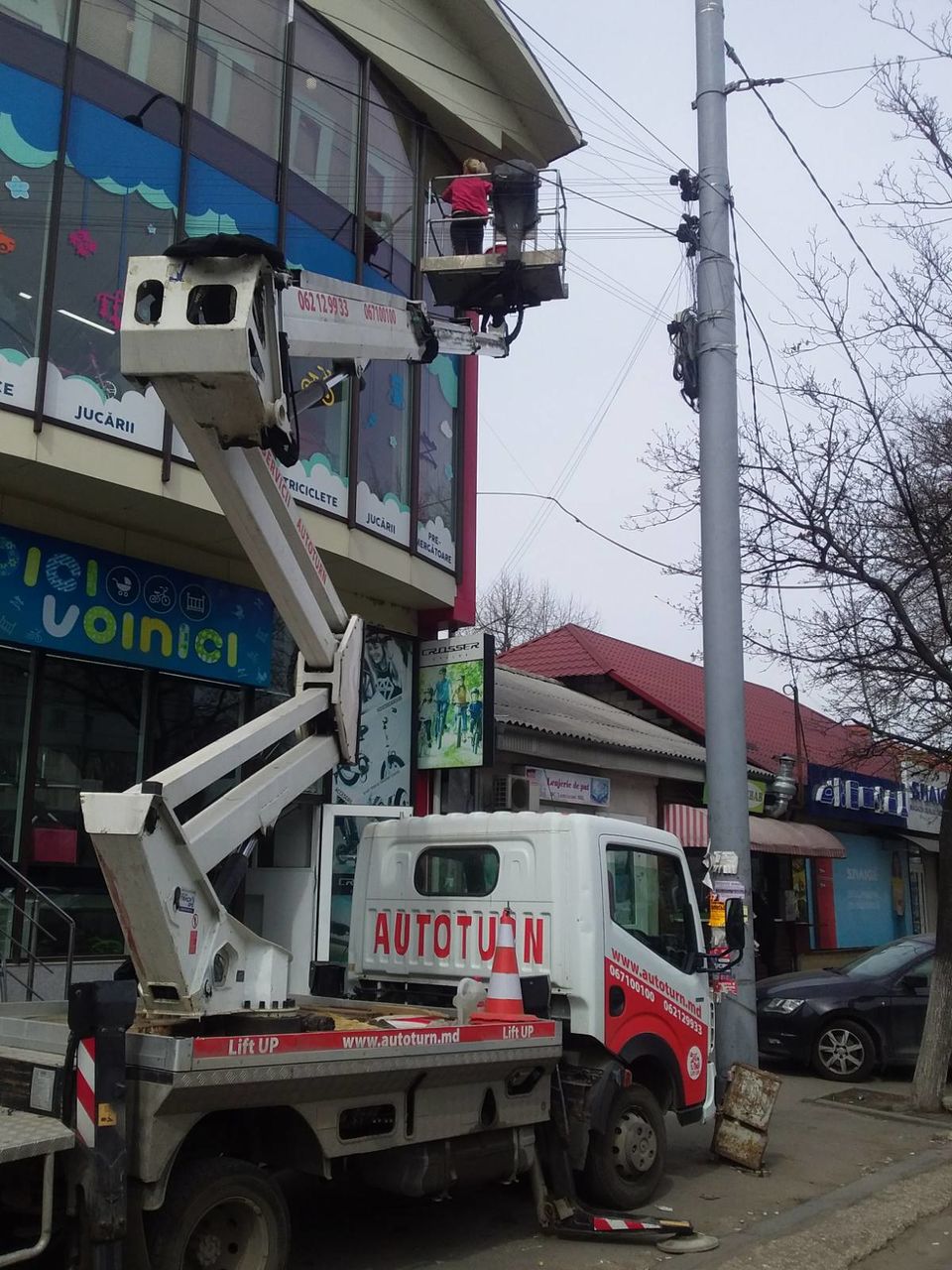 Servicii spalre geamuri/fatade! Dispunem de masini Autoturn! foto 4