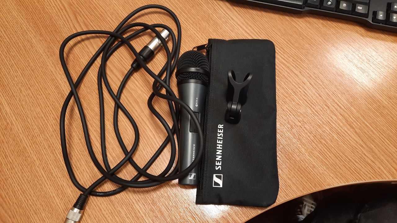 Продам микрофон/ Vând microfon sennheiser e825s