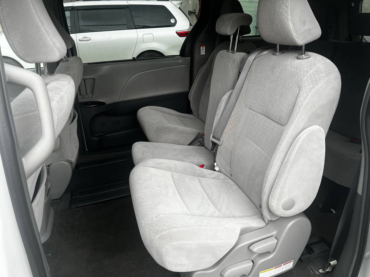 Toyota Sienna фото 5