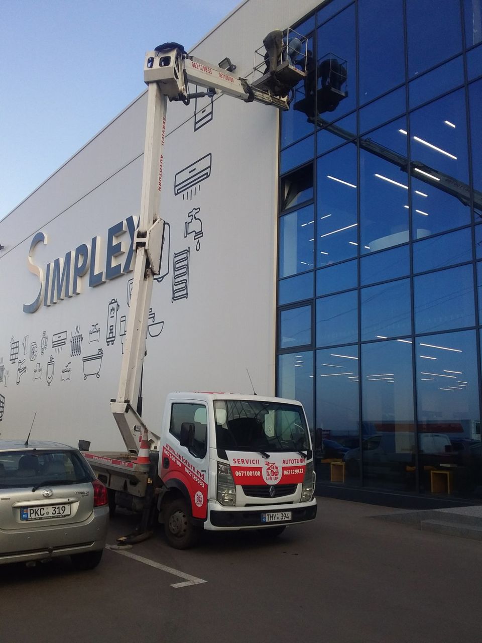 Servicii spalre geamuri/fatade! Dispunem de masini Autoturn! foto 10