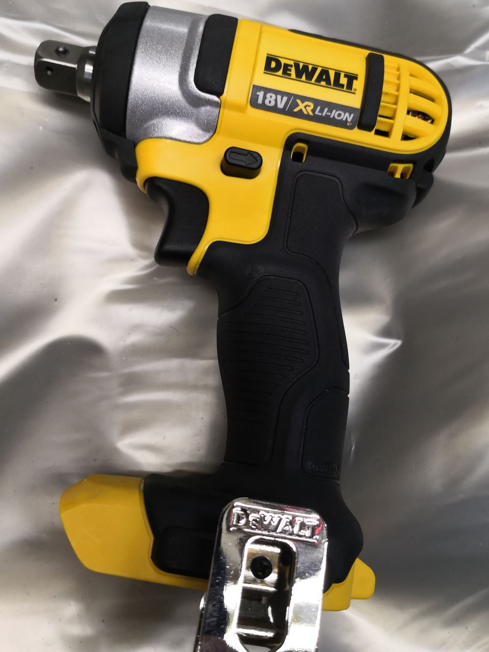 Гайковерт DeWALT DCF 880