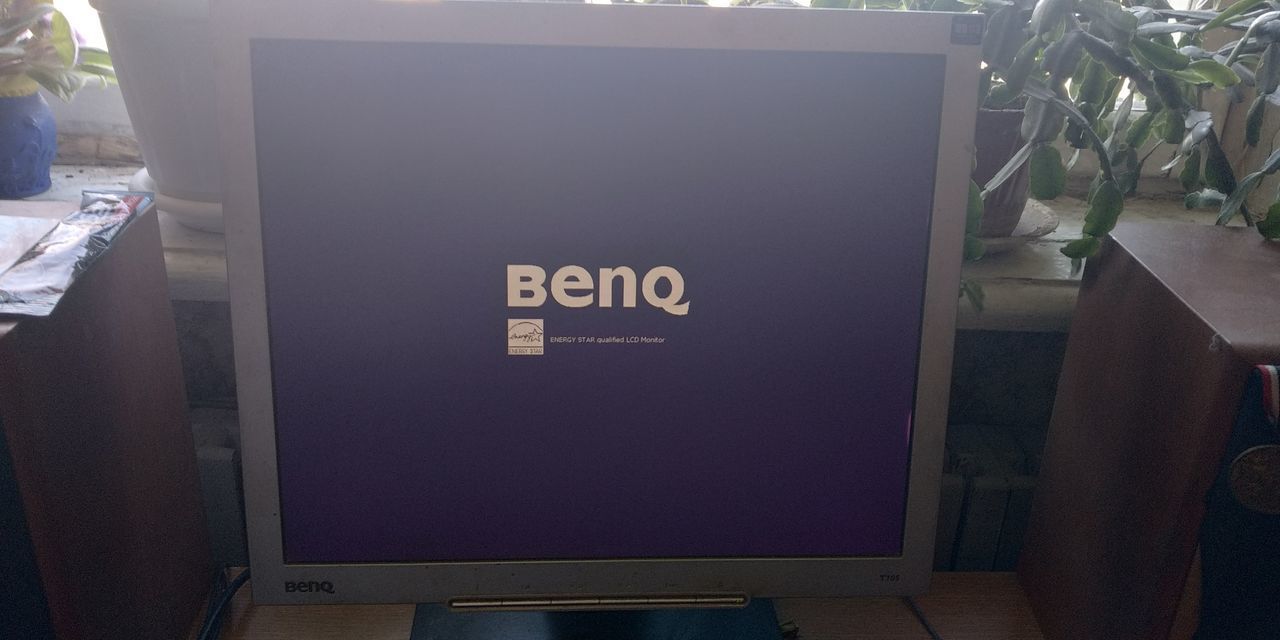 Монитор benq t705 выключается