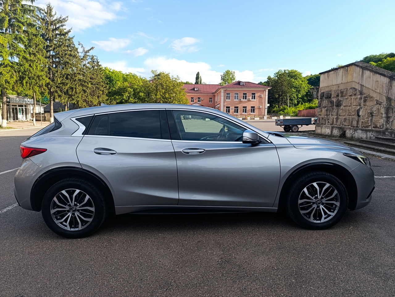 Infiniti Q30 фото 0
