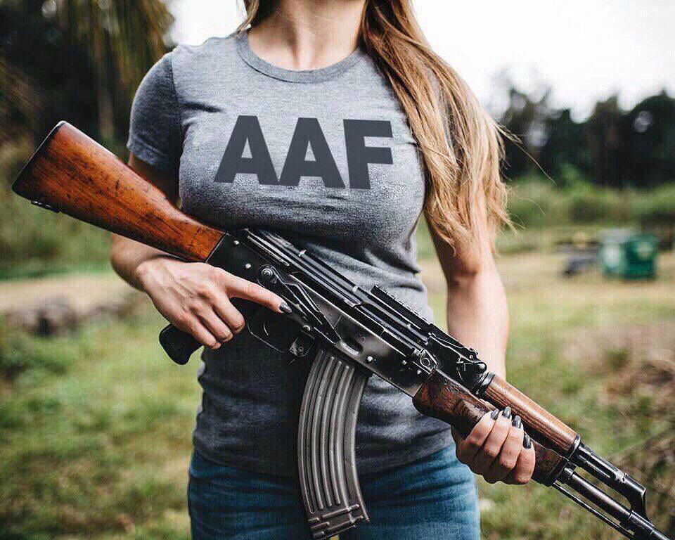 Картинки девушек с калашом