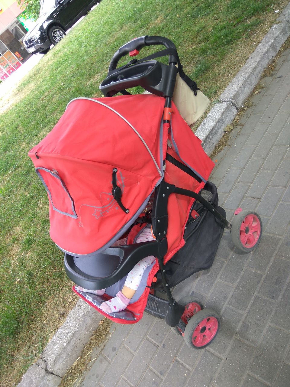 Прогулочная коляска с подстаканником для ребенка