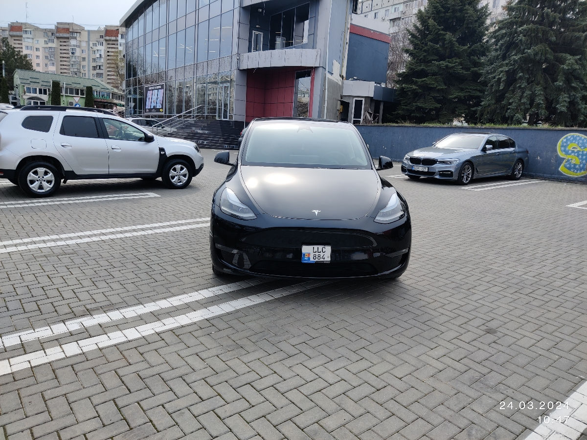 Tesla Model Y foto 2