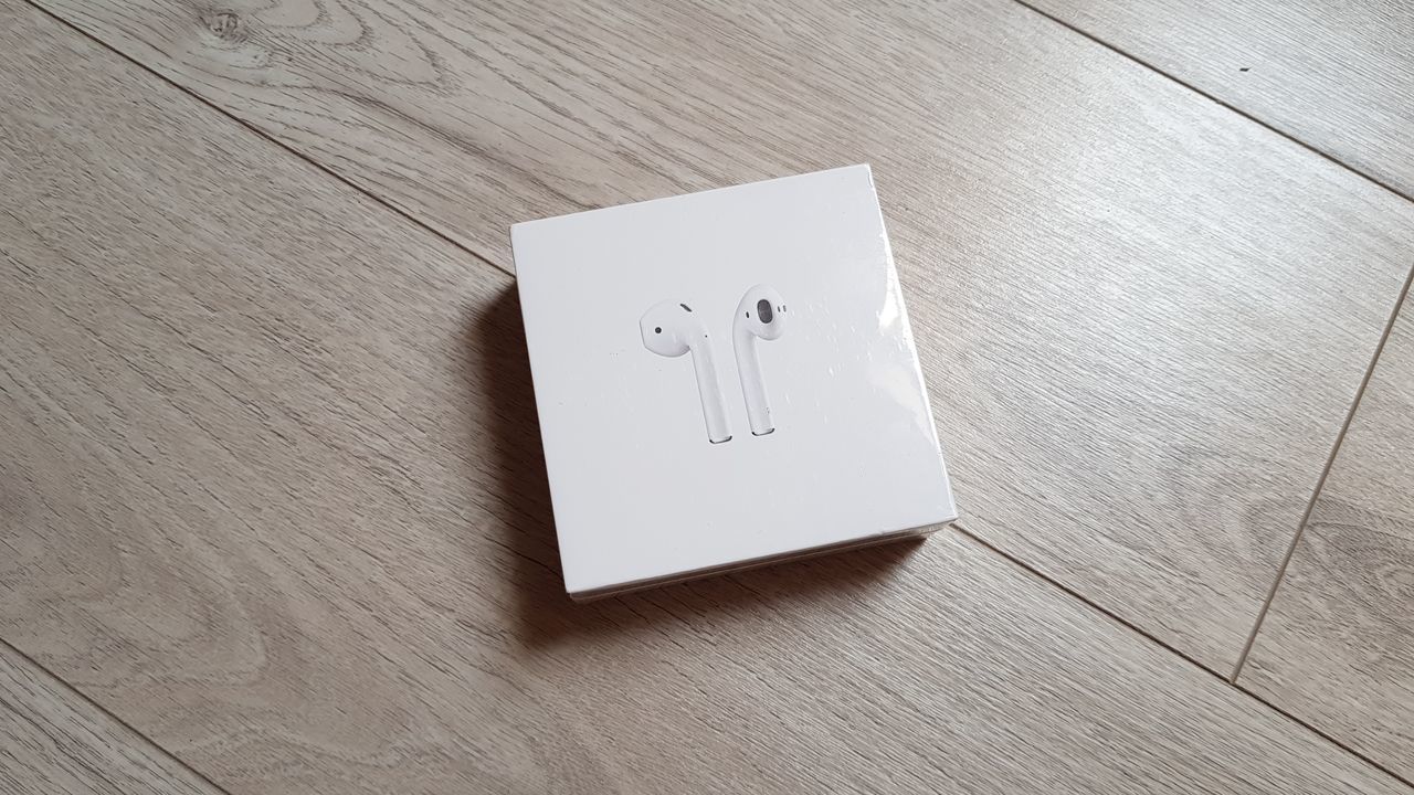 Apple AirPods 2 (Wireless Charging Case)