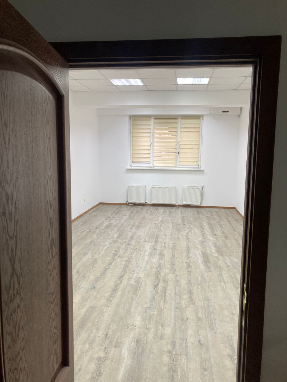 Ofer oficiu  în chirie,1/2 =250€,30m2 =500€,20 M2=400€ apă, aer condiționat,rolete,jaluzele,etajul 1 foto 2