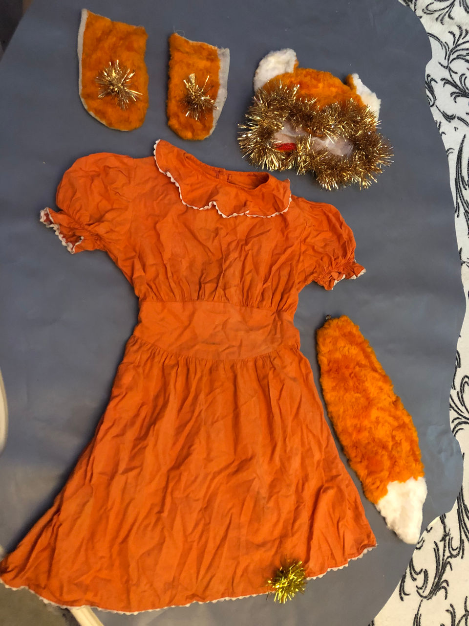 Напрокат костюм лисички -150 лей, снегурочки-200 лей ( возраст 4-5-6 лет)