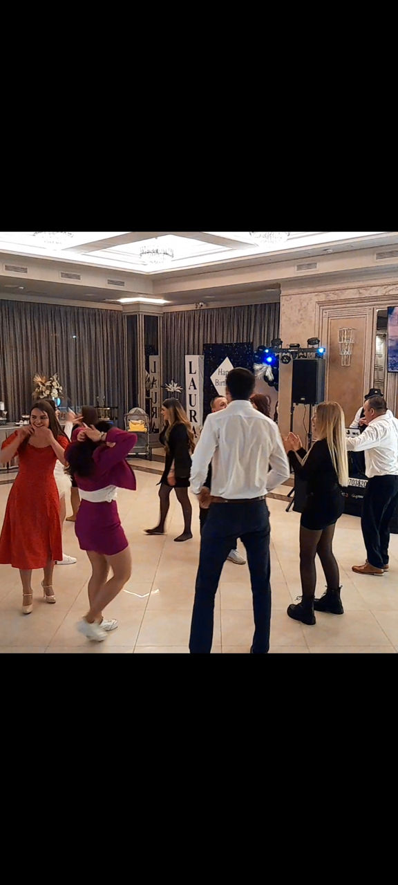 Muzică DJ/Lumini- solistă -moderatoare - pentru evenimente : zile de naștere ,nunți , cumatrii e.t.c foto 1