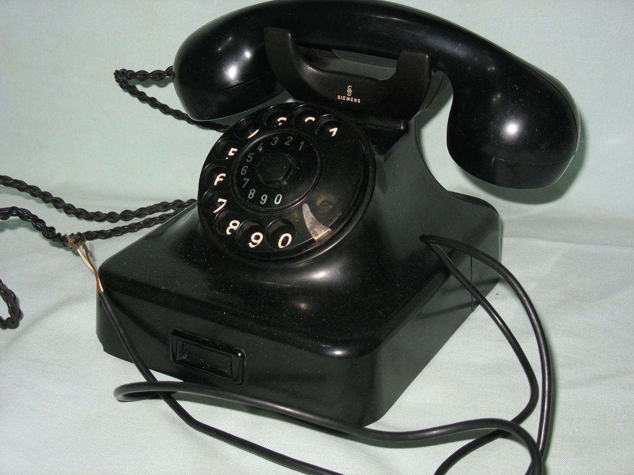 Та 50 телефон. Телефонный аппарат Siemens GOLDSTAR 33xd. Телефонный аппарат стационарный Сименс 2005. Карболитовый телефонный аппарат BC 330. Карболитовый телефонный аппарат СССР.