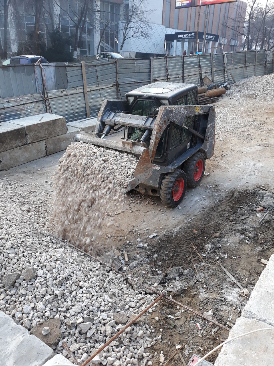 Lucrari cu  minitractor Bobcat foto 1