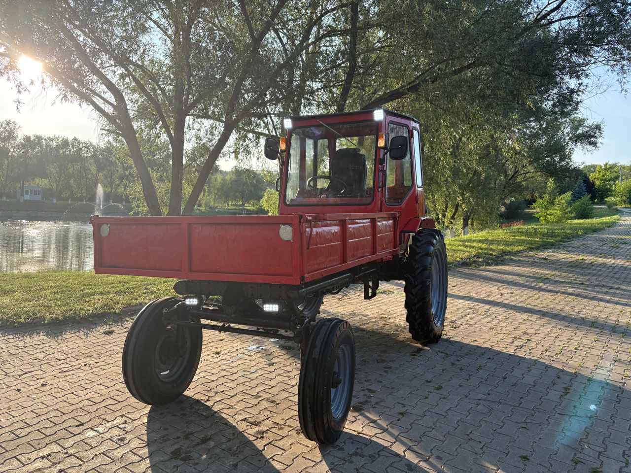 Tractor T16 foto 1