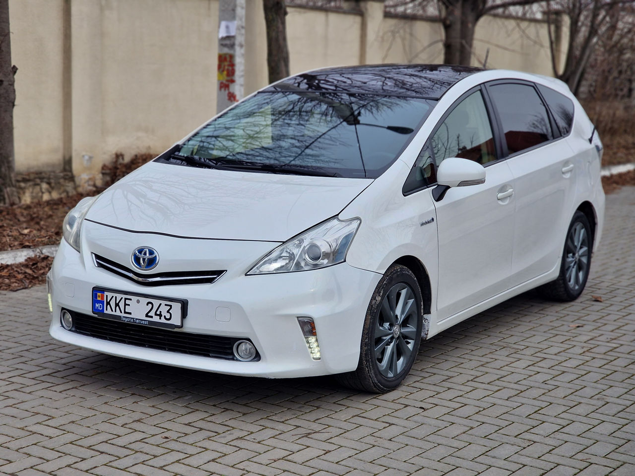 Toyota Prius + фото 3