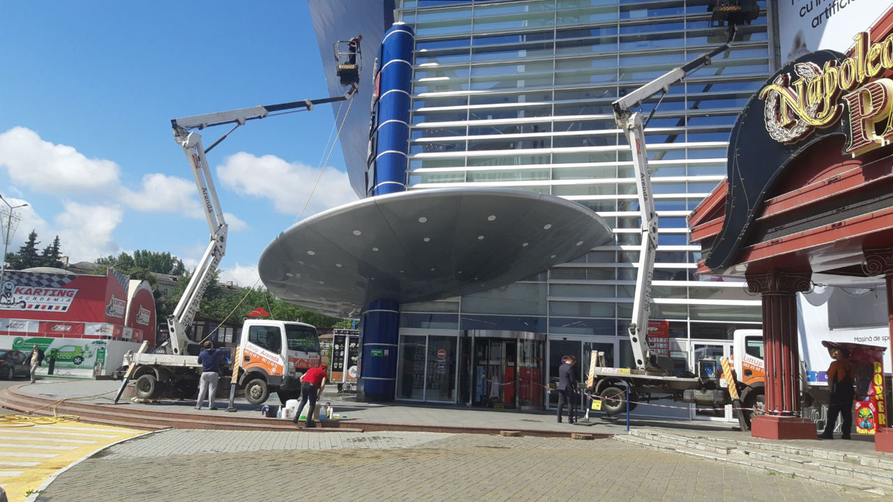Spalare geamuri si vitrine pentru birouri si spatii comerciale, case , apartamete, vile rezidentiale foto 12