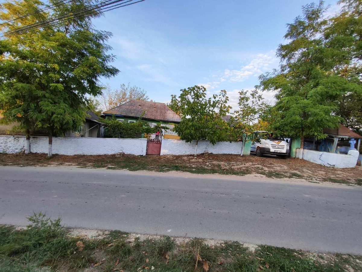 Vind casa cu pamint aferent . фото 6