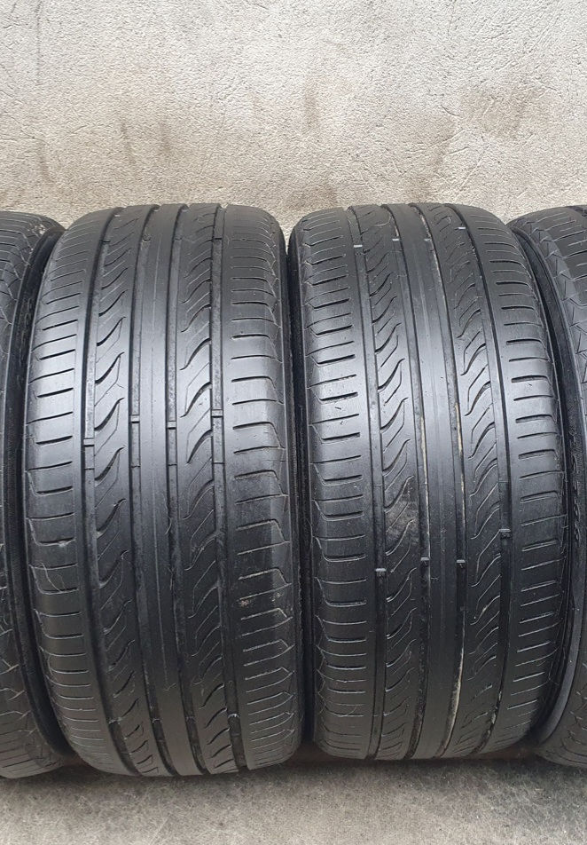 225/40/ R18- Landsail.