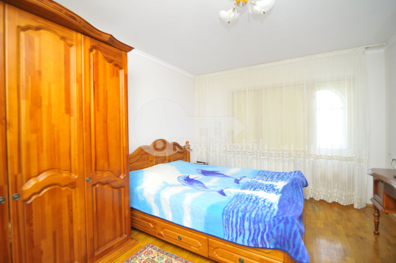 Casă cu 3 nivele, 360 mp, reparație euro, Codru, 1000 € foto 11