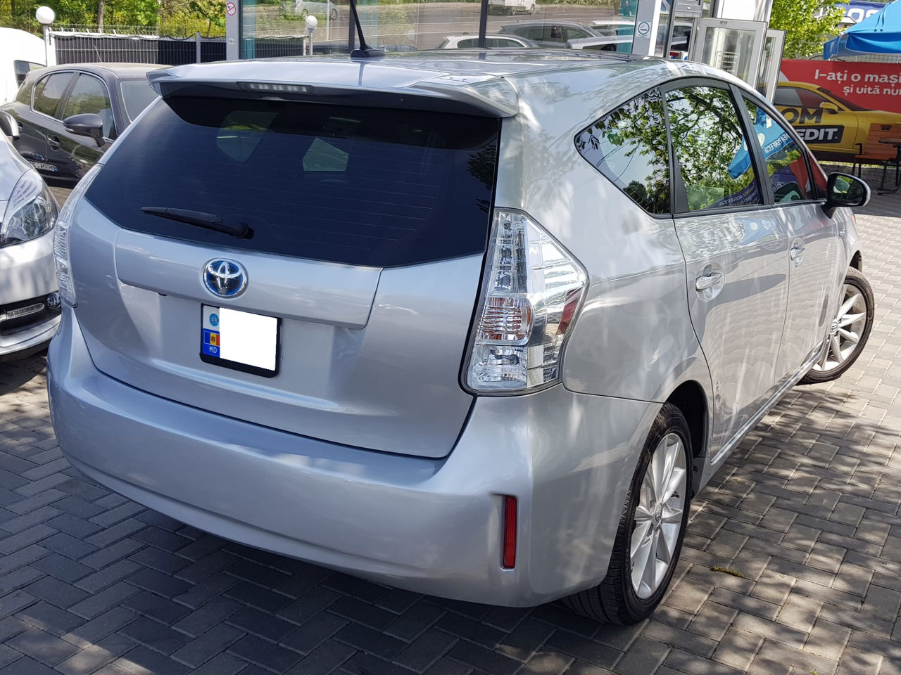 Toyota Prius v foto 3