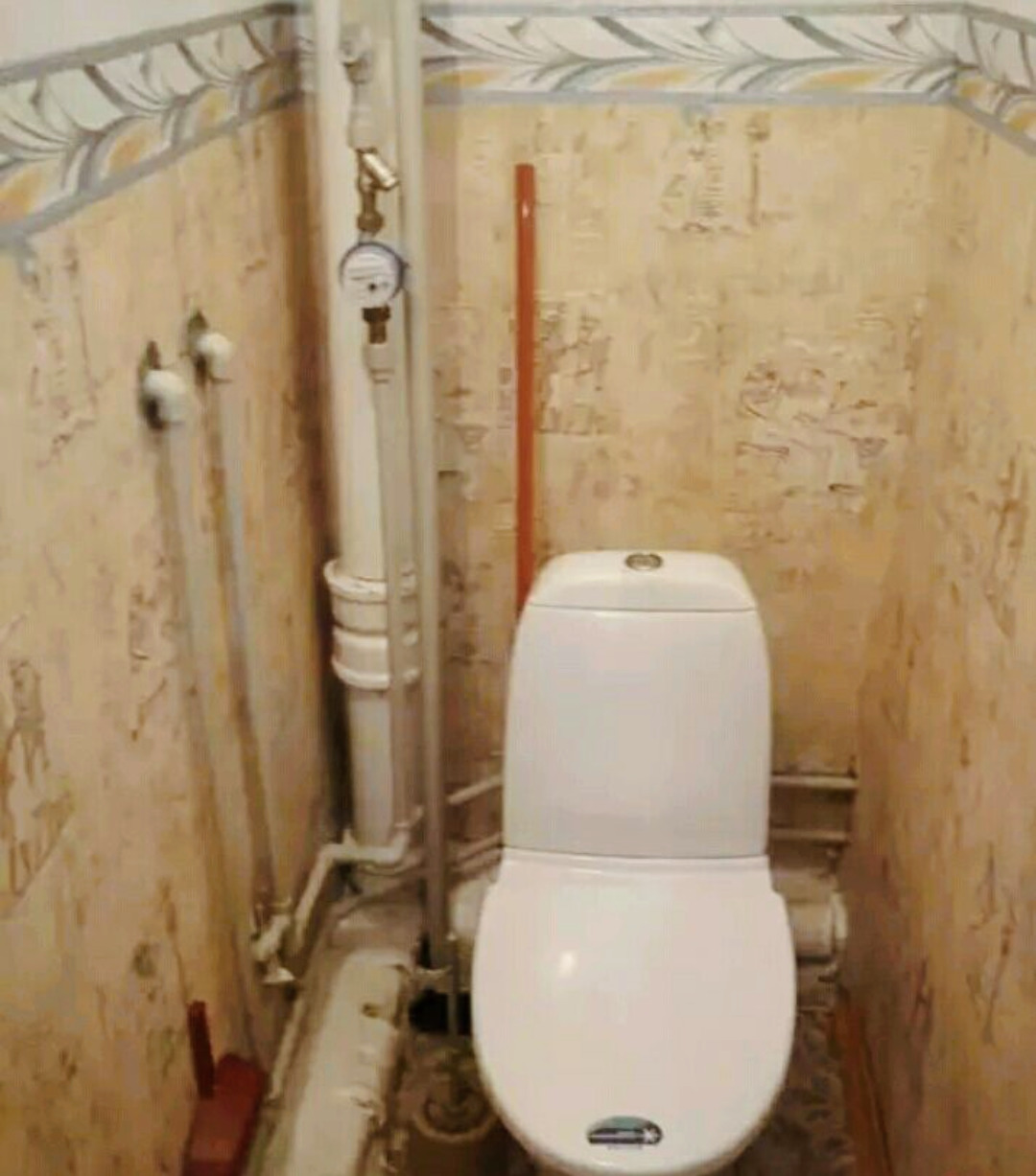 Канализационная труба в туалете