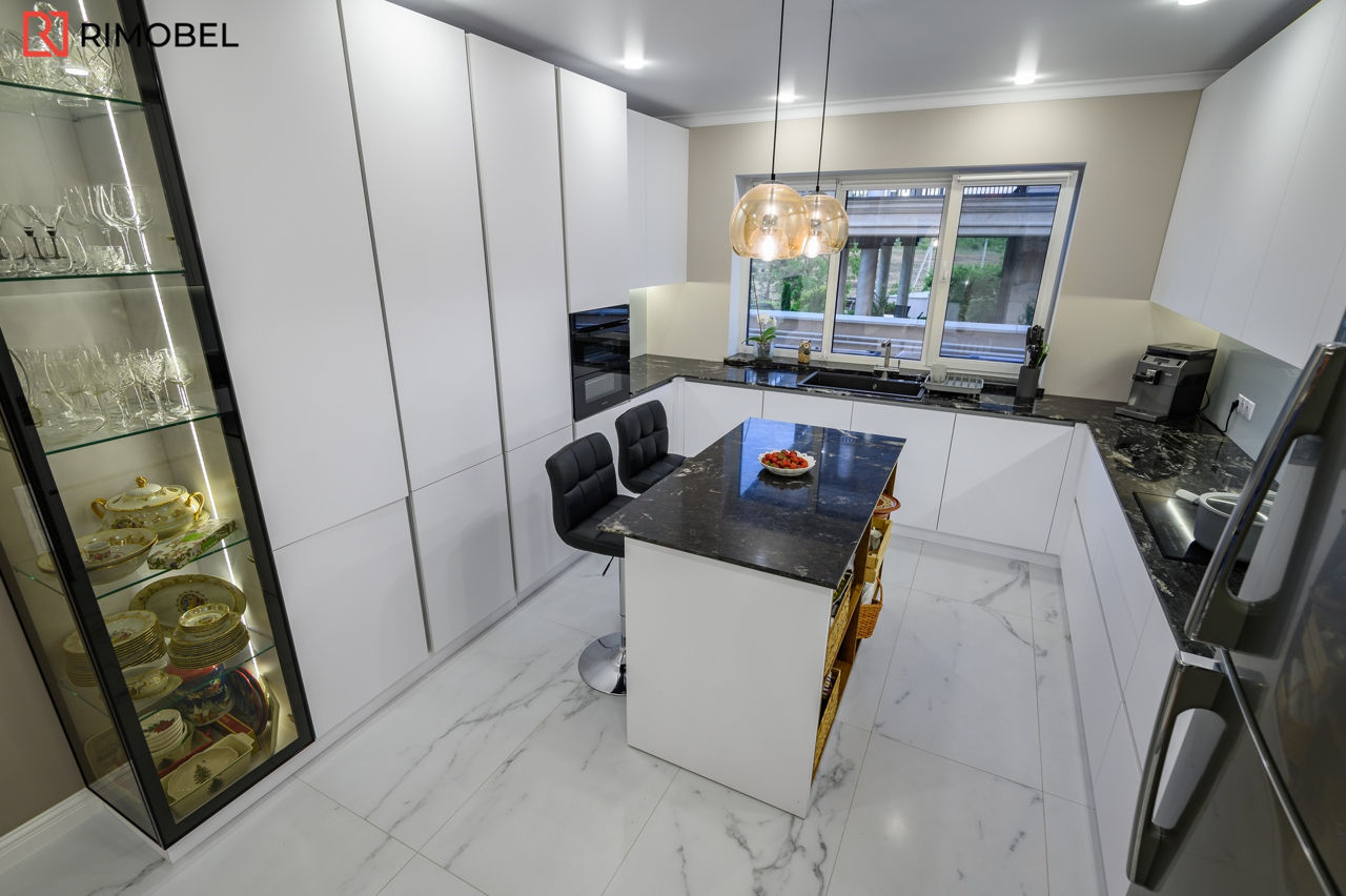 Bucătărie modernă în culoarea albă cu o peninsulă în mijloc foto 7