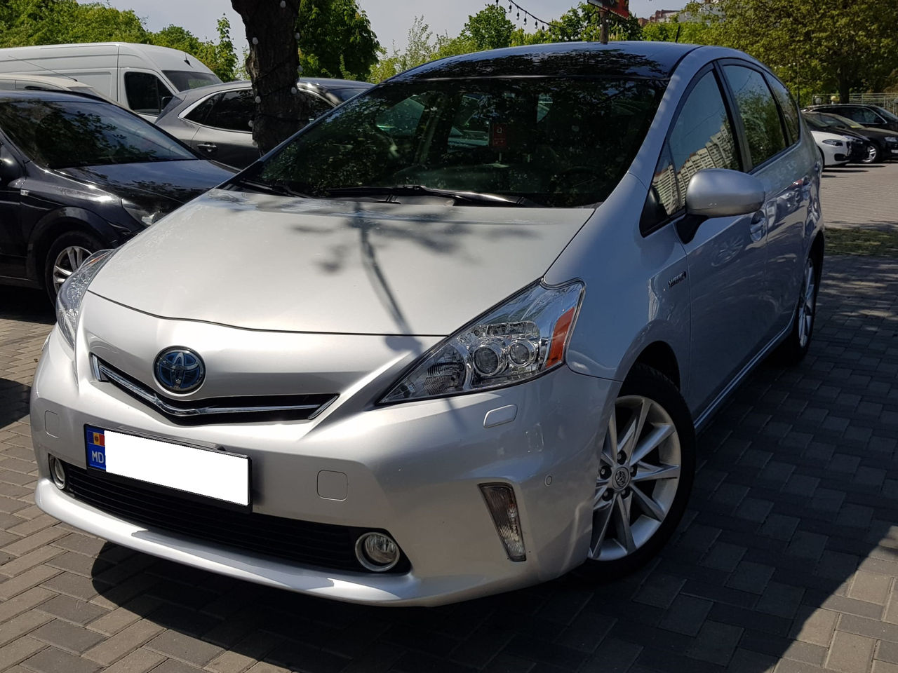 Toyota Prius v foto 2