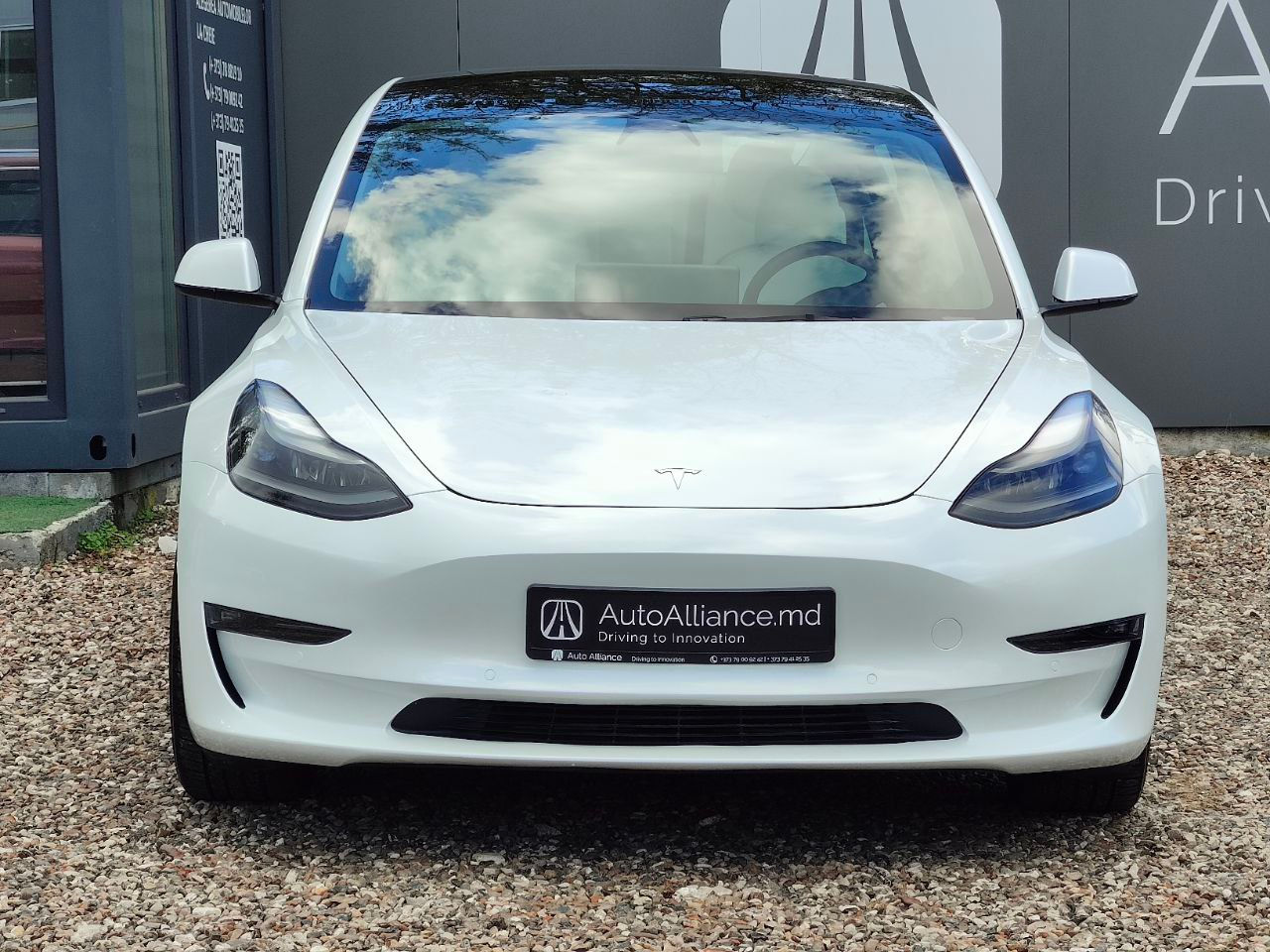 Tesla Model 3 фото 1