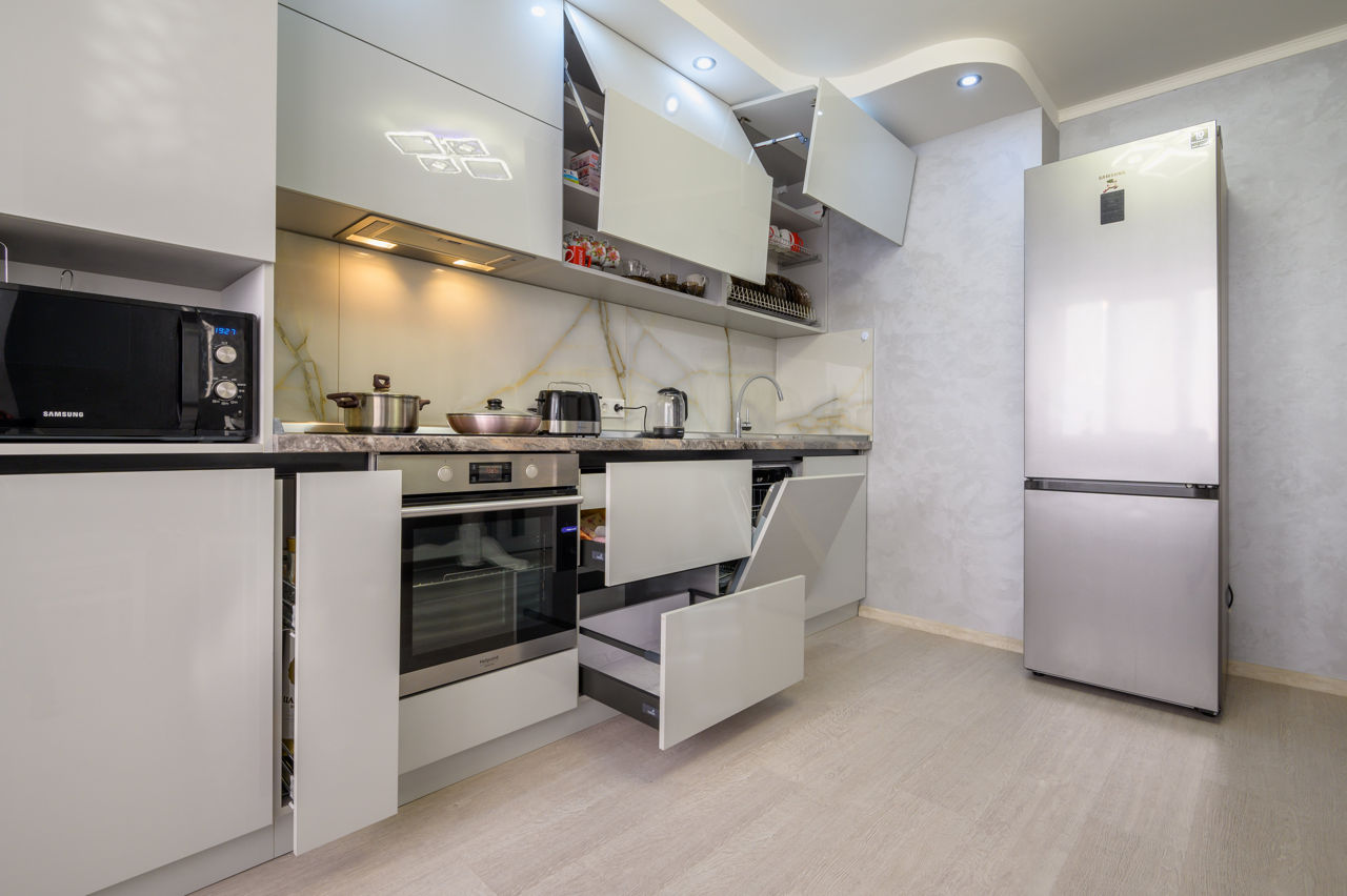 Bucătărie modernă alb lucioasă marca Rimobel foto 10