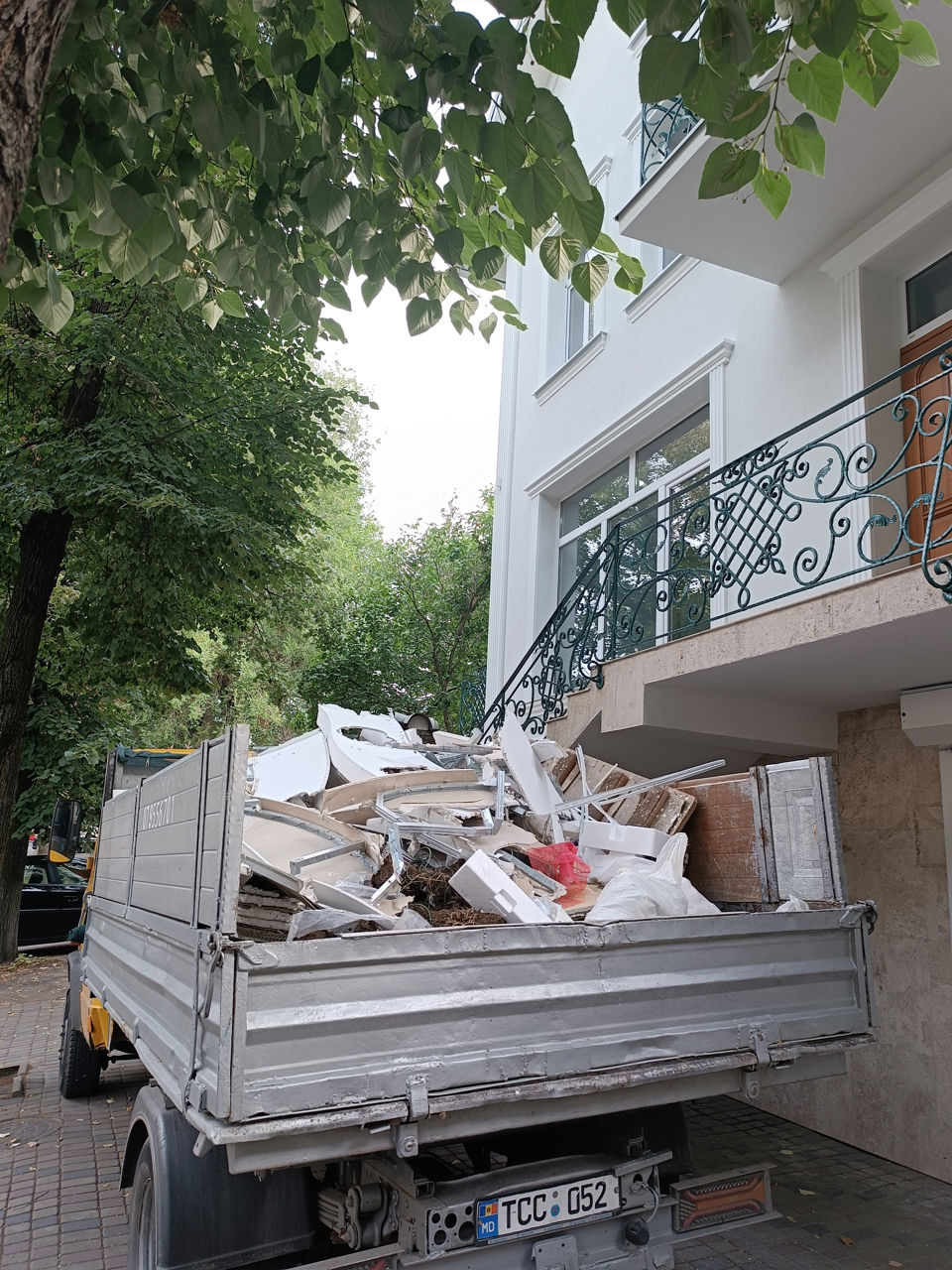 Evacuare deșeuri:ducem gunoiul din orice loc în chișinău.bus zil,kamaz,conteiner,,saci gunoi,evacuar foto 1