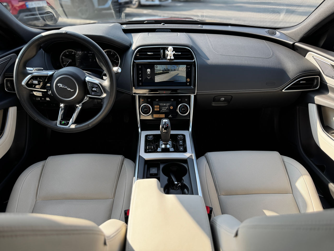 Jaguar XE фото 3