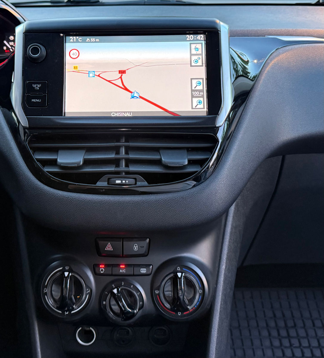 Peugeot 208 фото 6