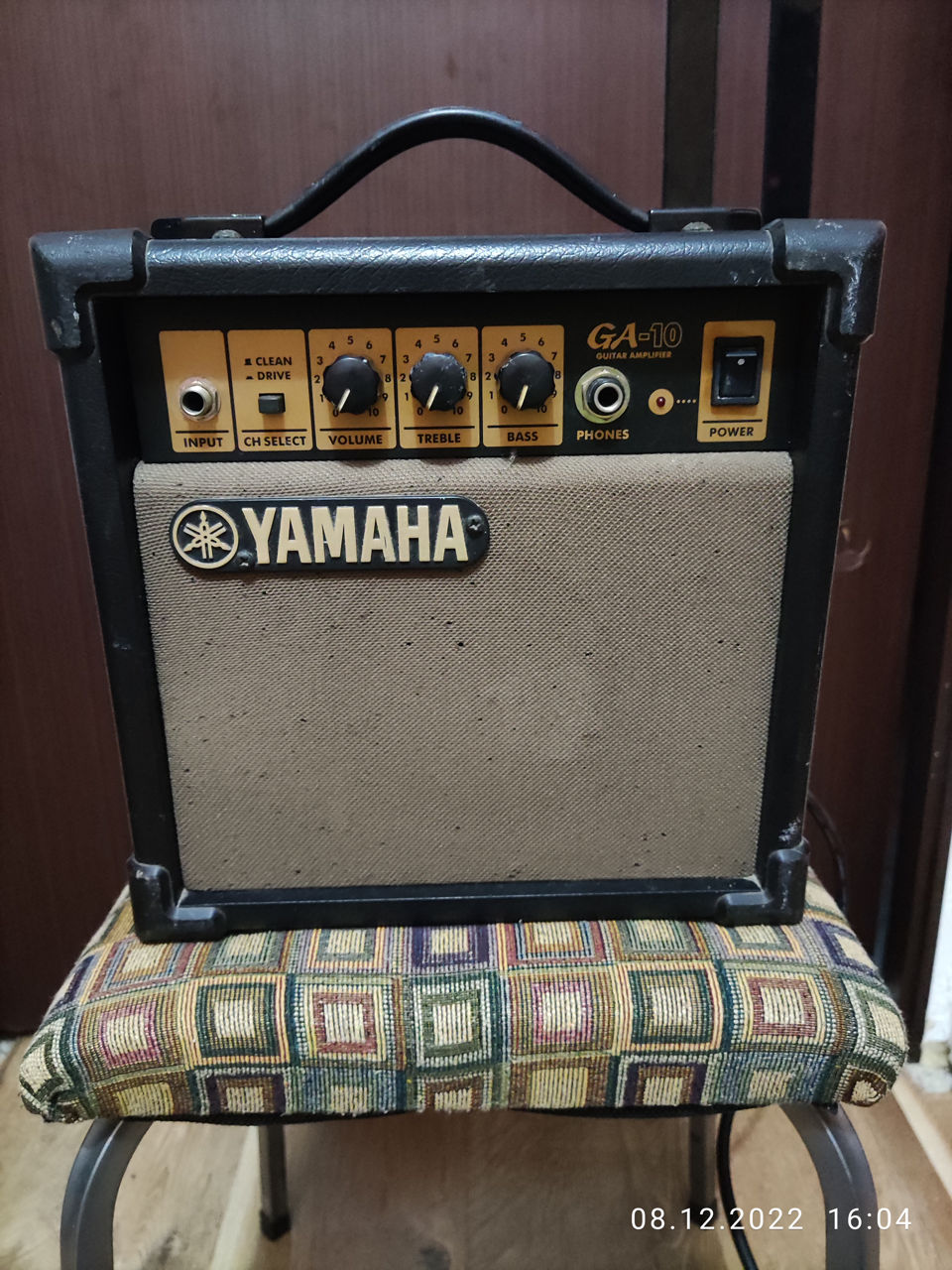 Продам гитарный комбик YAMAHA GA-10